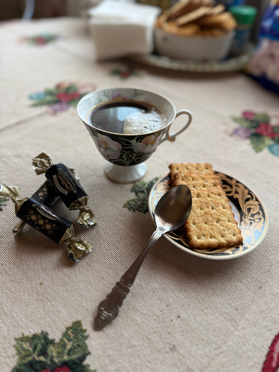 Сначала выпьем свой кофе, а затем отправимся в сад. ☕