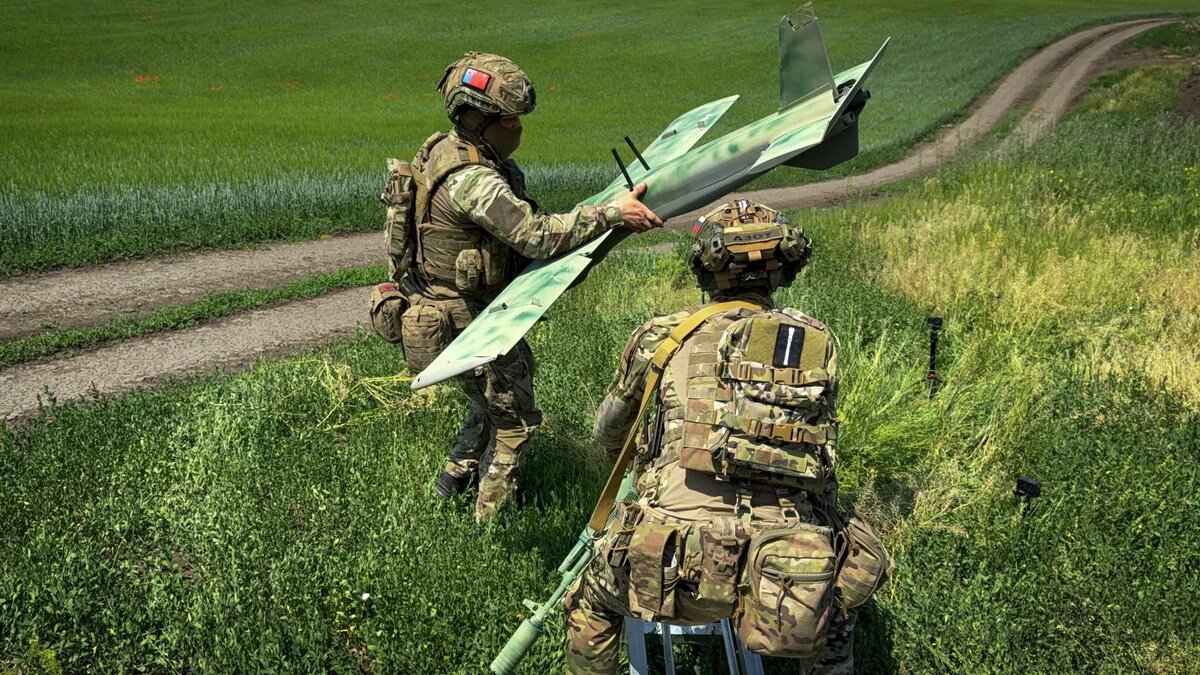 Военнослужащие расчета беспилотного летательного аппарата "Молния-Р" группировки войск "Центр" © Сайт минобороны РФ
