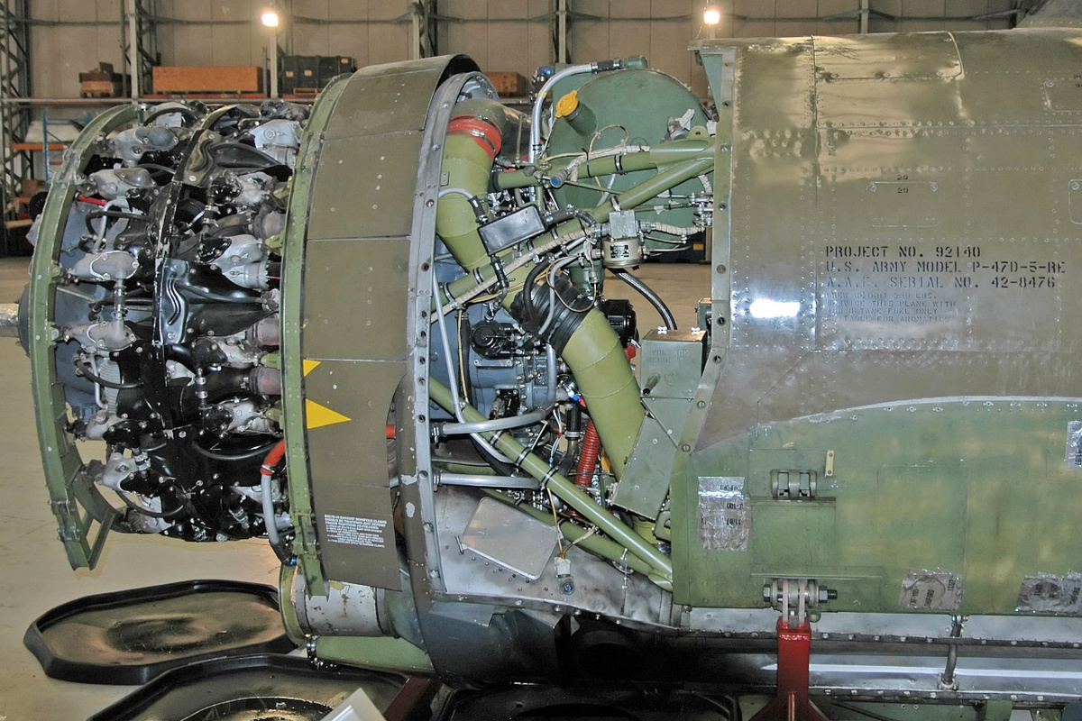 Двигатель Р-47 со снятым обтекателем. Несжатый воздух поступает через впускное отверстие под двигателем и подаётся в турбонагнетатель позади пилота через серебристый канал внизу. Оливково-зелёная труба возвращает сжатый воздух в двигатель.