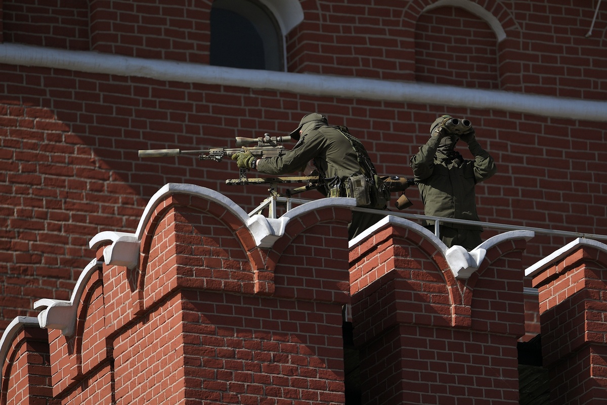    Снайперы ФСО на кремлевской стене. Слова про "быстрый меч" из их гимна отнюдь не фигура речи. / РИА Новости
