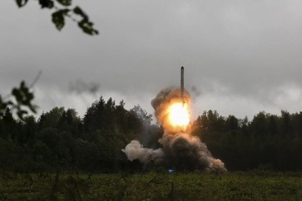    Российская армия отметилась очередным успешным ударом по территории Украины. Наши войска накануне атаковали порт Николаева. В результате прилета «Искандера» взрывы там гремели очень долго.