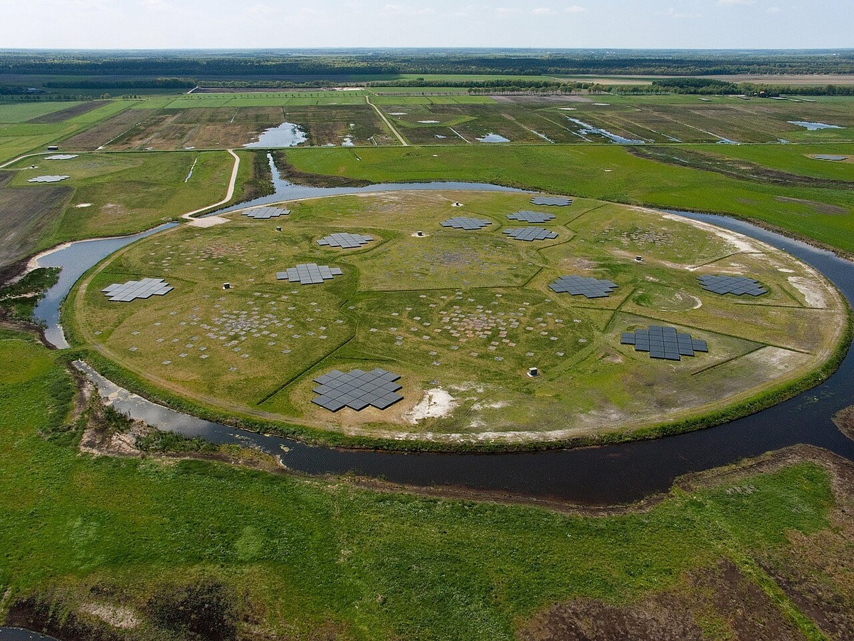    Ядро радиоинтерферометра LOFAR недалеко от Экслоо, Нидерланды. LOFAR (от англ. LOw Frequency ARray — «низкочастотная [антенная] решётка») — радиоинтерферометр, первоначально разработанный и построенный нидерландским институтом ASTRON (нид. ASTRonomisch Onderzoek in Nederland), представляет собой большой радиотелескоп с антенной сетью, расположенной в основном в Нидерландах и по состоянию на 2022 год распространяющейся всего на 9 европейских стран.