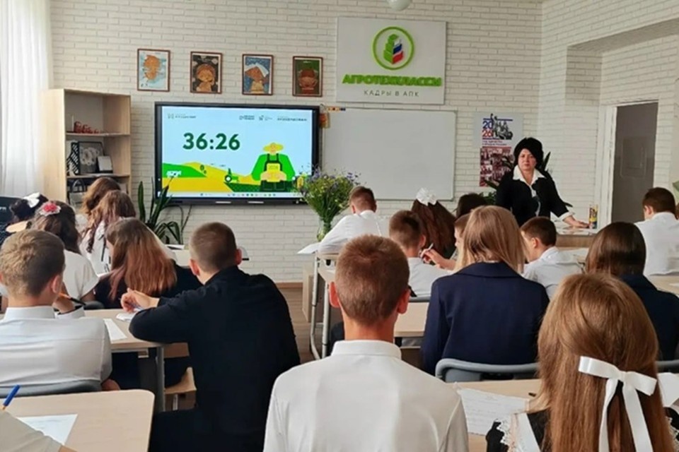    Выпускникам агроклассов прибавят 10 баллов при поступлении в Донбасскую академию. Фото: ТГ/Толстыкина
