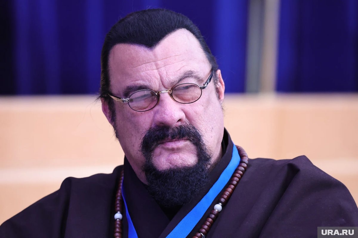    Сигал перед началом карьеры в кино несколько лет изучал единоборства в Японии