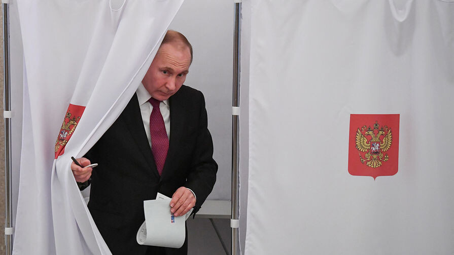 Действующий президент РФ, кандидат на пост президента РФ Владимир Путин во время голосования на выборах президента РФ на избирательном участке № 2151, 18 марта 2018 года / REUTERS   📷