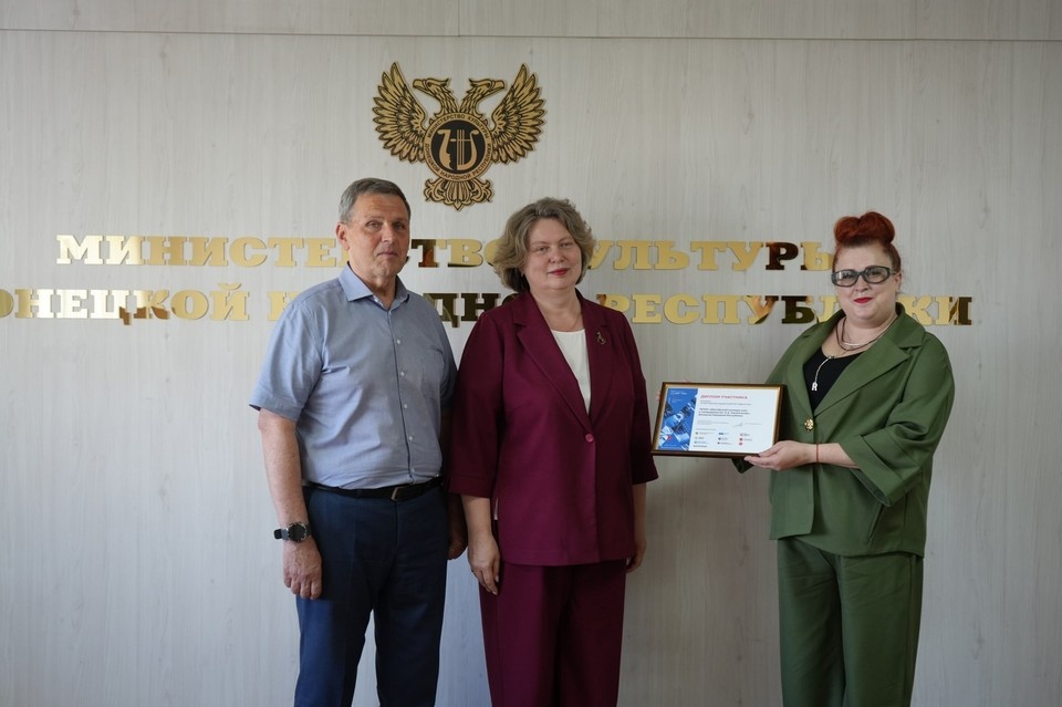    Церемония награждения прошла при участии Уполномоченного по правам ребенка в ДНР и министра культуры Республики. Фото: ТГ/Желтяков
