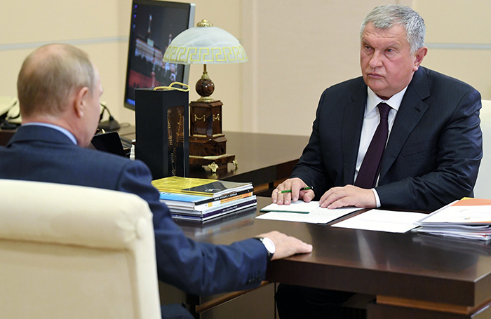    Президент РФ Владимир Путин и Игорь Сечин.Алексей Дружинин/пресс-служба президента РФ/ТАСС
