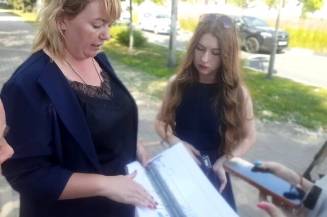    Начальник городской службы озеленения Анастасия Румянцева показала на схеме размещение зеленых насаждений после проведения работ на улице Чумичова. Фото: АиФ/ Татьяна Черных