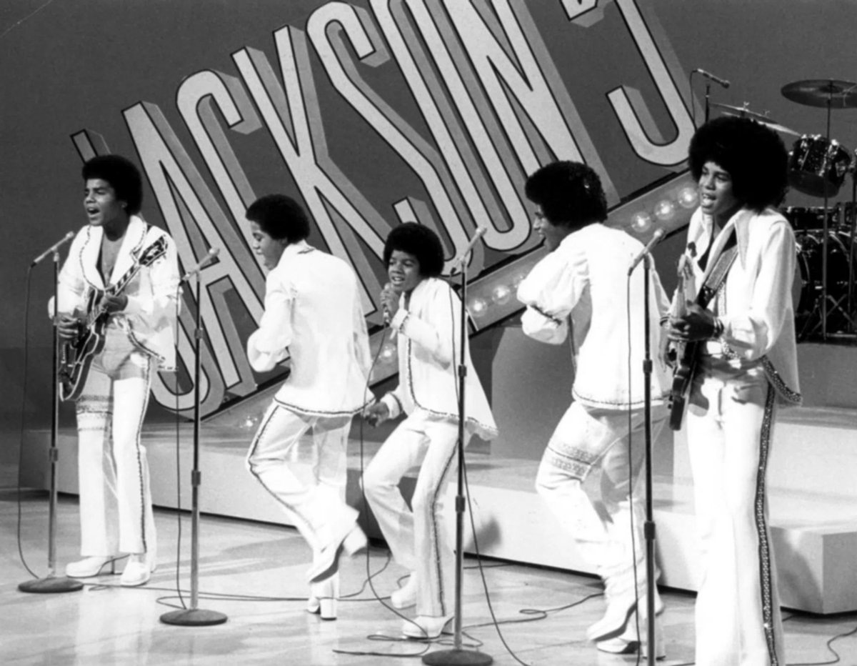    Майкл Джексон (в центре) выступает в составе группы The Jackson 5