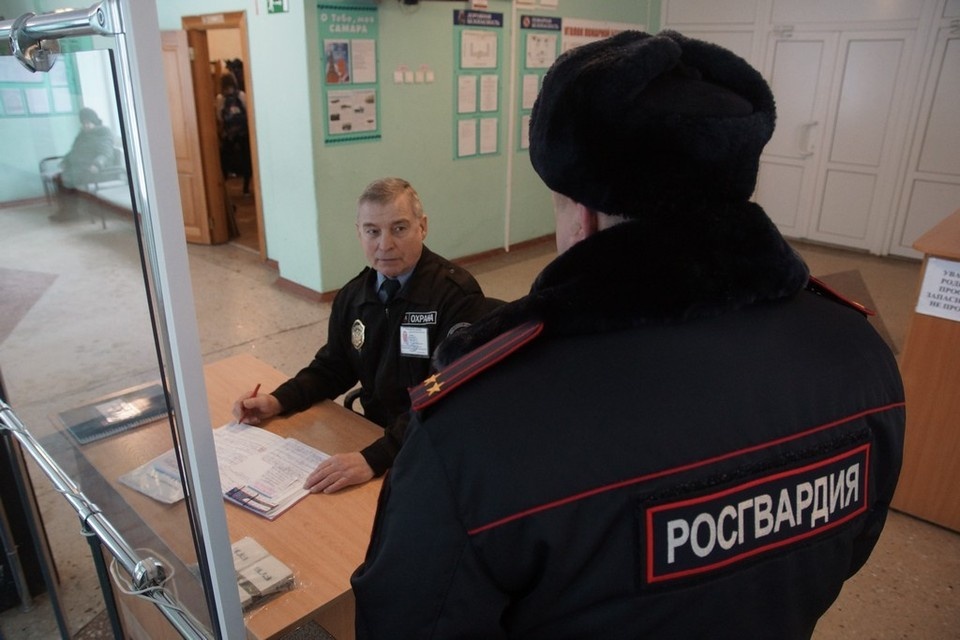    Росгвардейцы передали мужчину полицейским Светлана МАКОВЕЕВА