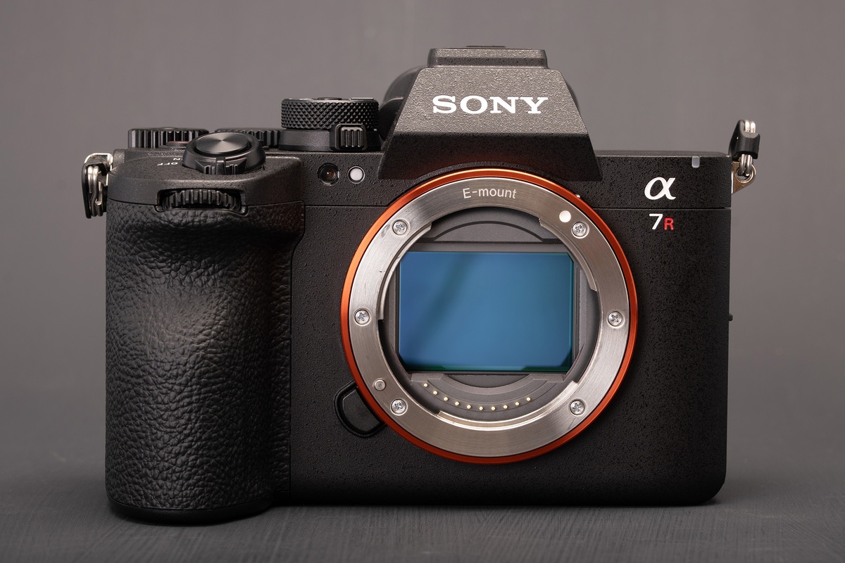    Визуально Sony a7R VI — классическая Большая Чёрная Камера. Дизайн без откровений / Фото: dpreview.com