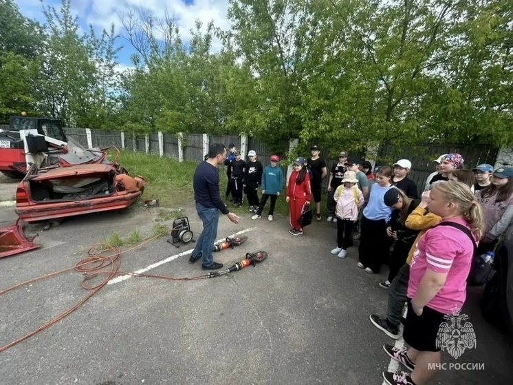     В Волхове юным кадетам сотрудники МЧС показали, как ликвидируются последствия ДТП. Фото: пресс-служба ГУ МЧС России по Ленобласти.