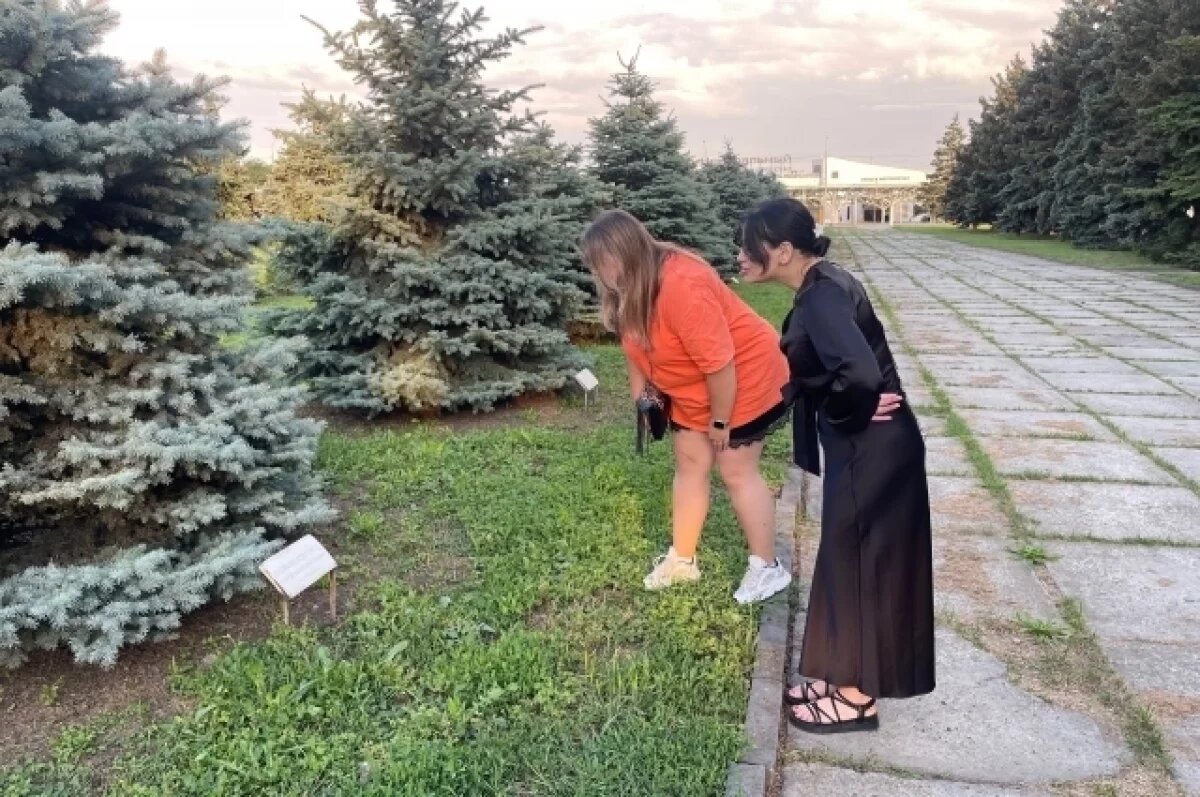    На некоторых табличках буквы стали совсем неразличимыми.