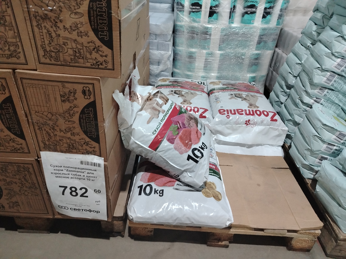 Мешок корма для соьачек стоит в Светофоре 782 рубля. 10 кг. Никогда такой раньше не покупала, но. лучше купить и посмотреть. 