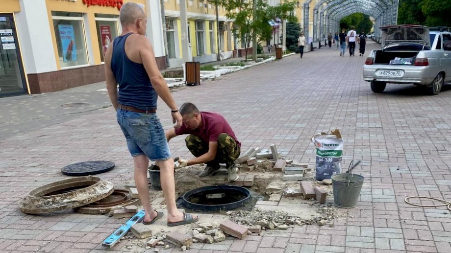 У Братского сада в Астрахани появились люки с рыбами и лотосами