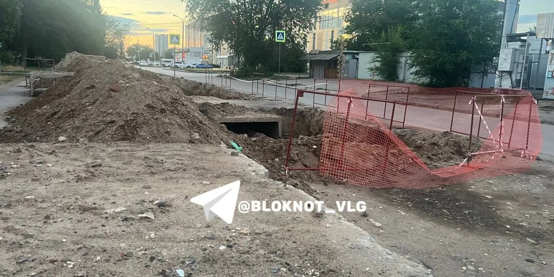 Зияющая дыра с оголенными трубами появилась на месте раскопок на юге Волгограда