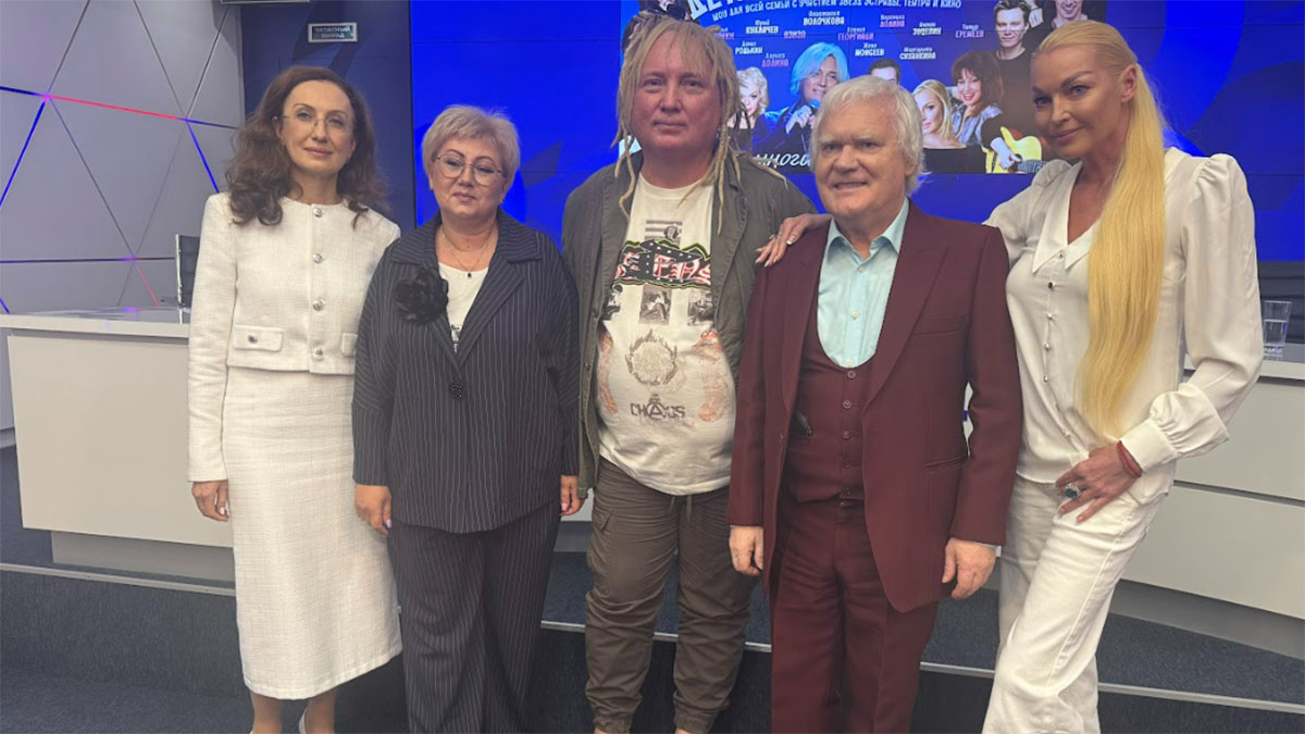    Юрий Куклачев и Анастасия Волочкова с организаторами концерта. Фото: пресс-служба