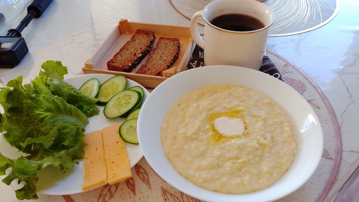 Завтрак: каша пшенная, сыр, огурцы, хлеб, зелень, кофе