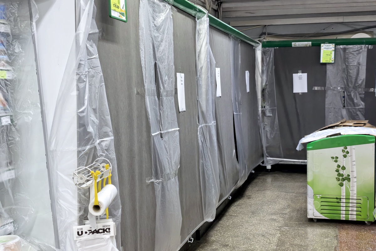    В продуктовых магазинах Севастополя холодильники завешивают, чтобы сохранить температуру. /Юлия Крымова