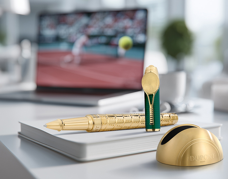 На фото: ручка-роллер S.T. Dupont Tennis с отделкой позолотой и зеленым натуральным лаком