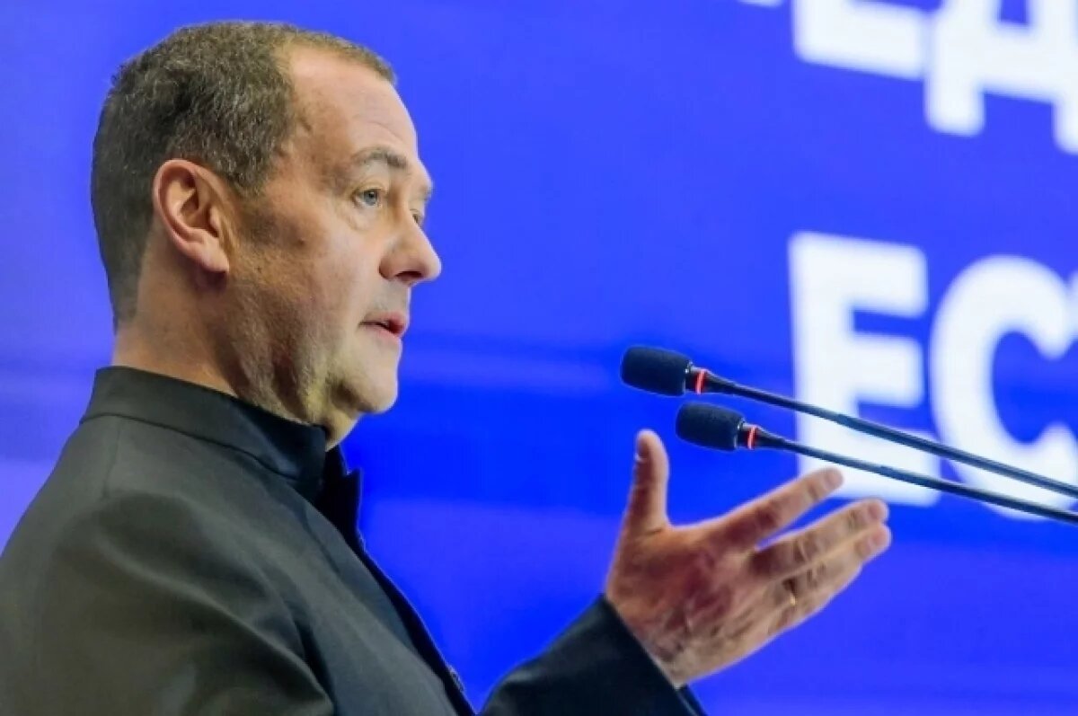    Дмитрий Медведев стал редактором новых учебников по обществознанию