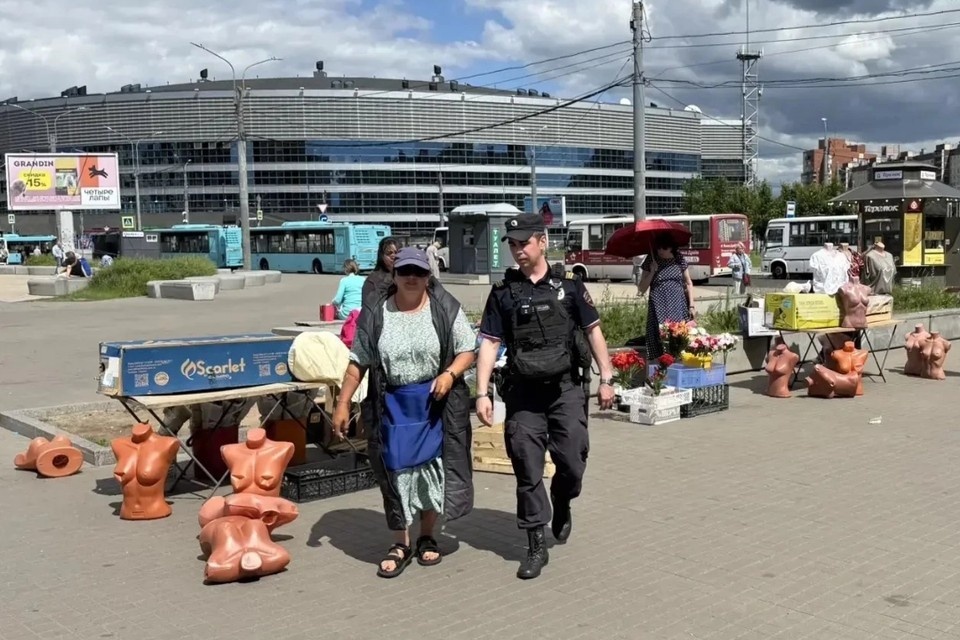    В Невском районе навели порядок возле метро. Фото: пресс-служба ККИ Петербурга