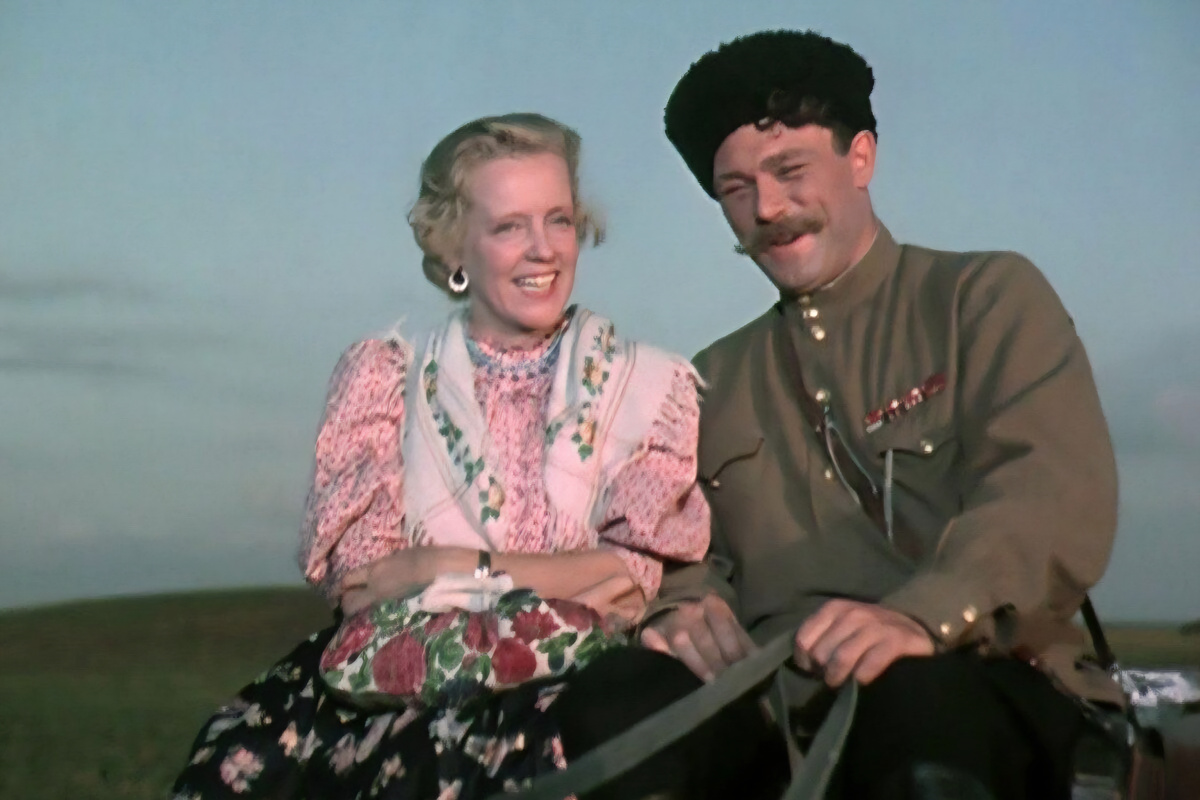 Кадр из к/ф «Кубанские казаки» (1949). Марина ладынина и Сергей Лукьянов.