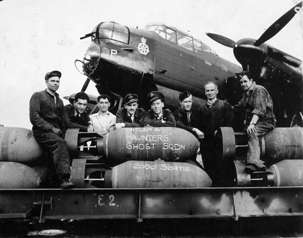 Пилоты Королевских канадских ВВС перед боевым вылетом, начало 1940-х годов