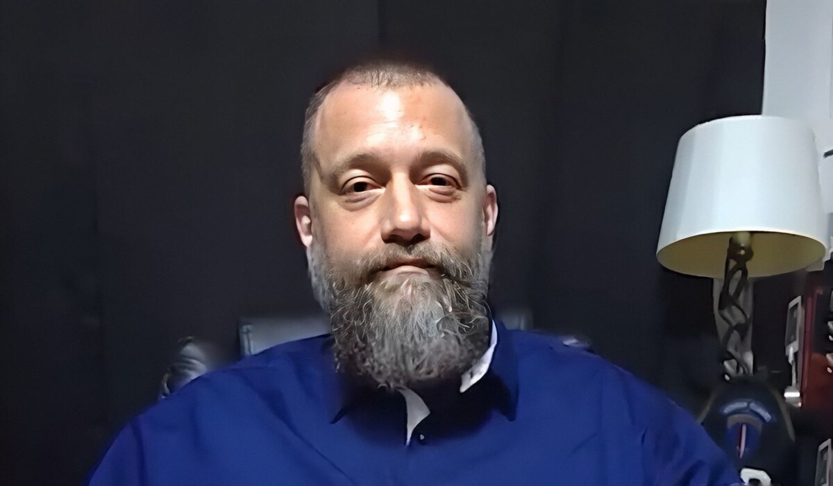  Брайан Холден.