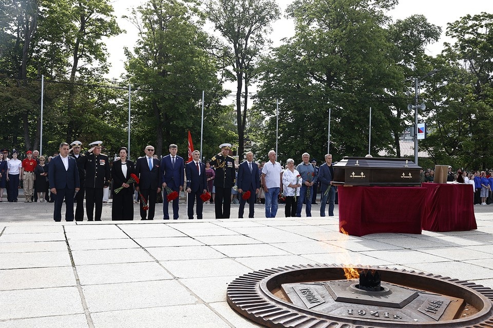    Торжественная церемония состоялась в Калининграде, у мемориального комплекса 1200 воинам-гвардейцам. правительство Калининградской области
