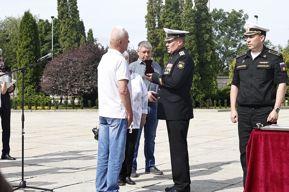    Родственникам летчика передали его останки и боевые награды. правительство Калининградской области