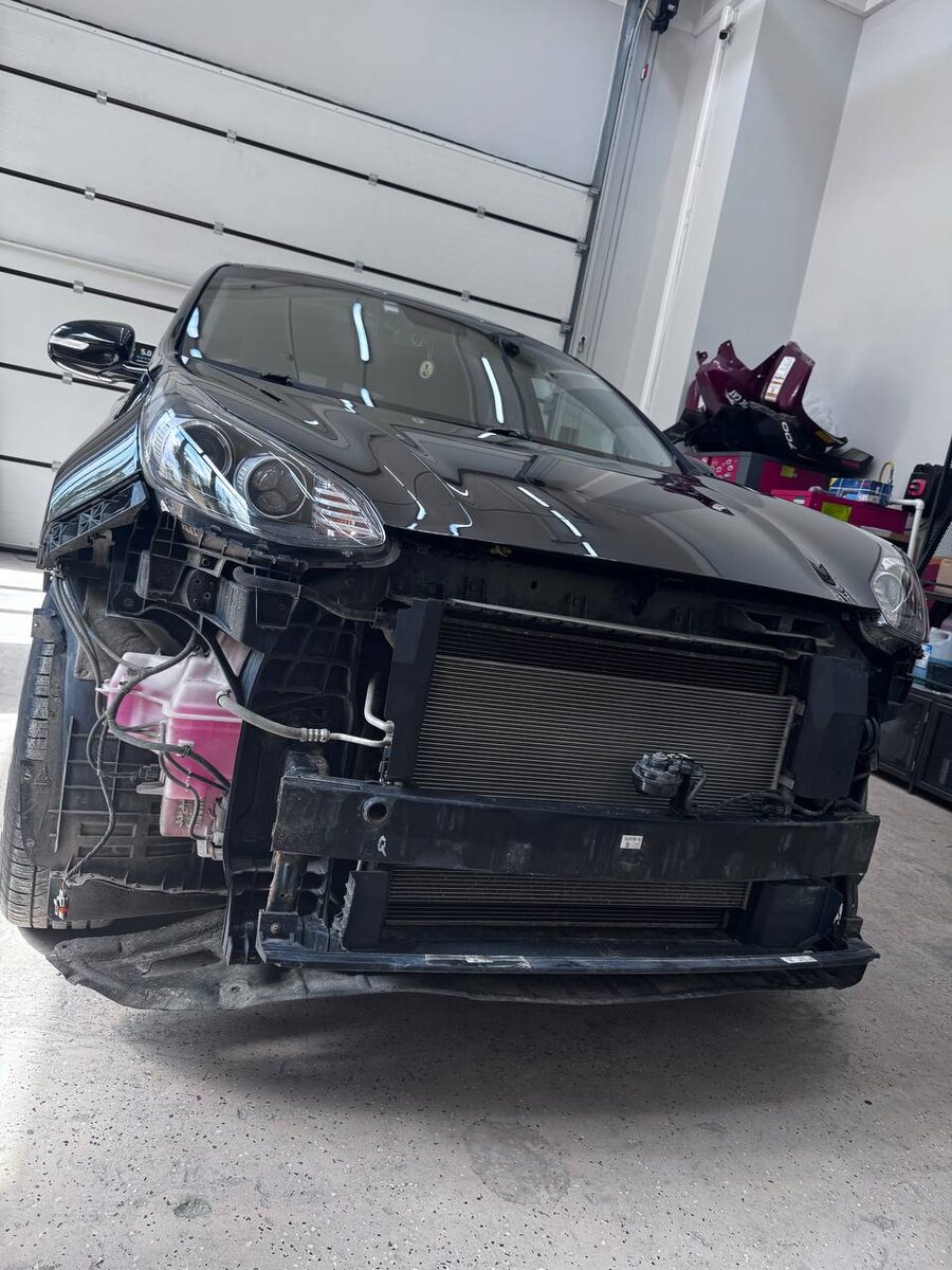 Типичные сколы на капоте Sportage. До полировки кузова.