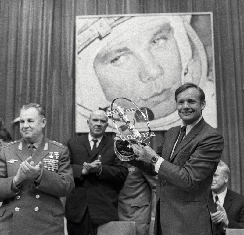    Нил Армстронг получает награду от советских космонавтов, 1970 годРИА Новости