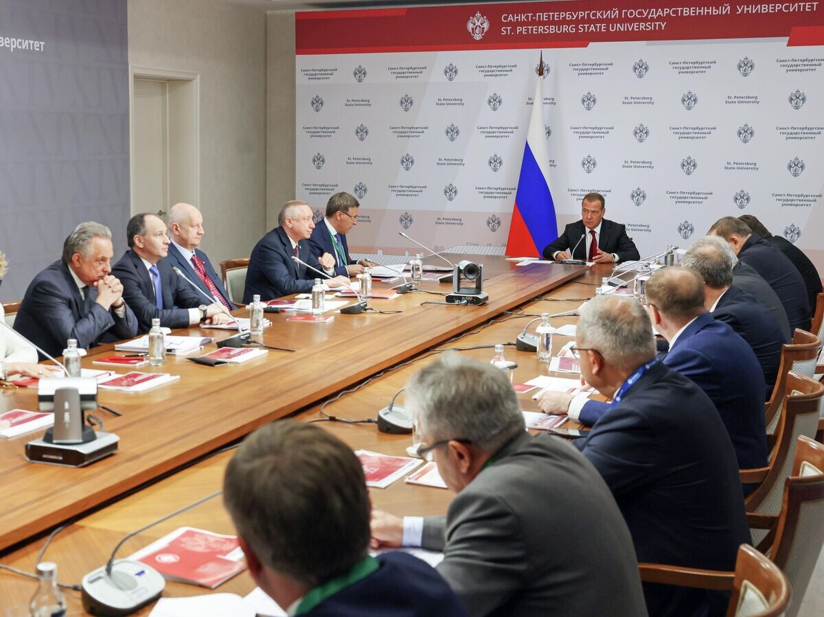    Заместитель председателя Совета безопасности РФ Дмитрий Медведев проводит заседание попечительского совета Санкт-петербургского государственного университета | © РИА Новости / Екатерина Штукина