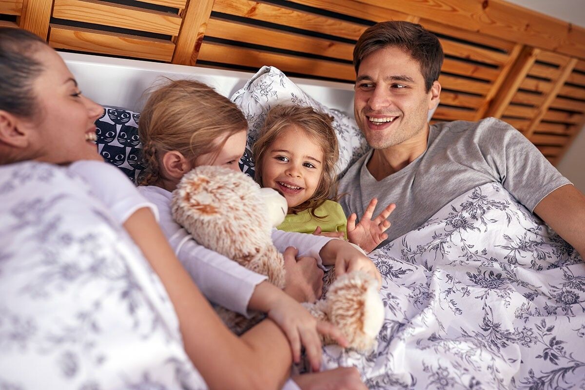 Рядом с папой и мамой ничего не страшно. Источник: Lucky Business / Shutterstock / FOTODOM📷

