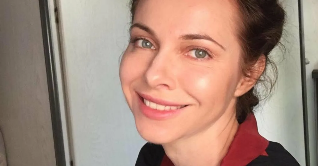 Актриса принципиально не делает ботокс, убеждена, что уколы, парализующие мимику, уничтожают живую игру лица. При этом она обожает сладкое и не мучает себя диетами.
