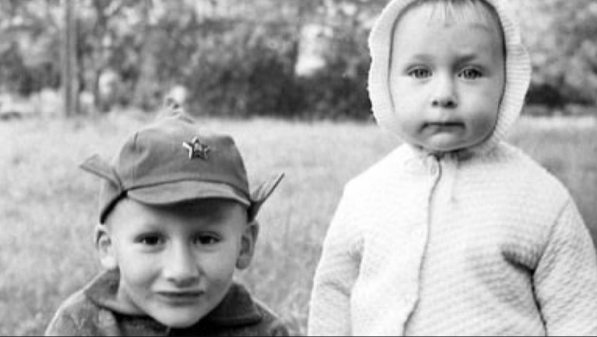    "Маленькая Мария Аронова (слева) с братом Александром. Фото: соцсети"