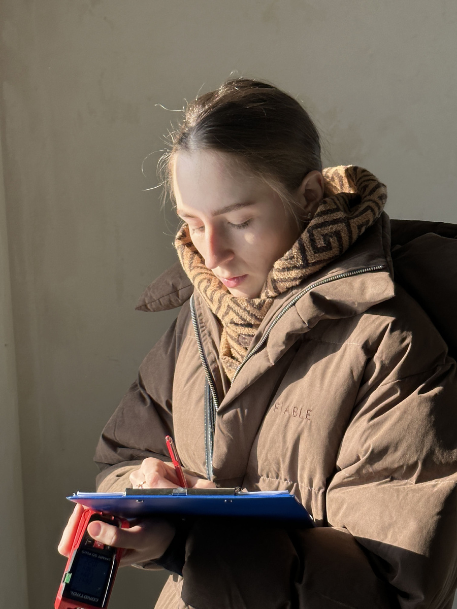 Дизайнер интерьера Екатерина Катаева на обмере квартиры во время приёмки