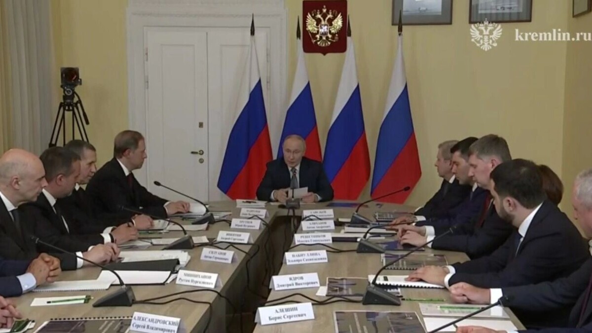    Россия смогла полностью импортозаместить всю авиационную технику, отметил Владимир Путин на совещании   Скриншот видео / kremlin.ru