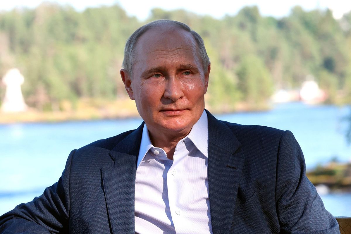 Президенту удалось посидеть за штурвалом импортозамещенного «Суперджета».  Фото: Фото: пресс-служба Администрации президента РФ / kremlin.ru