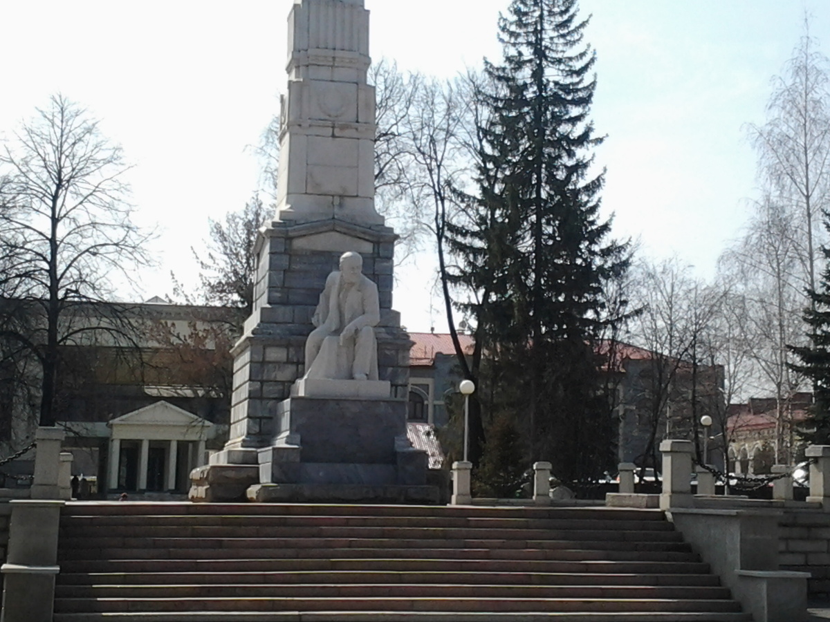 Фото автора. 2012 год. Памятник Ленину В.И. на одной из главных улиц старой части Уфы. Сам памятник убирали на на несколько лет с этого места. Причину не помню. Но потом вернули.