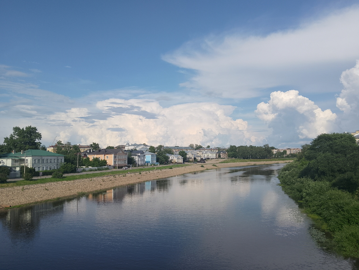Моё родное Заречье, вид с пешеходного моста. Конечно, в до недавнего времени берега слева выглядели как и справа, в ивняке. Фото автора 