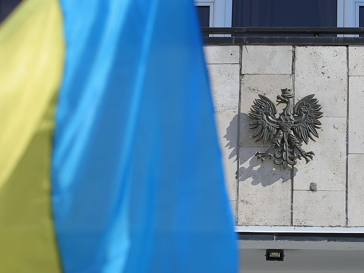    Государственный флаг Украины у посольства Польши в Киеве. 22 марта 2018 | © РИА Новости / Стрингер
