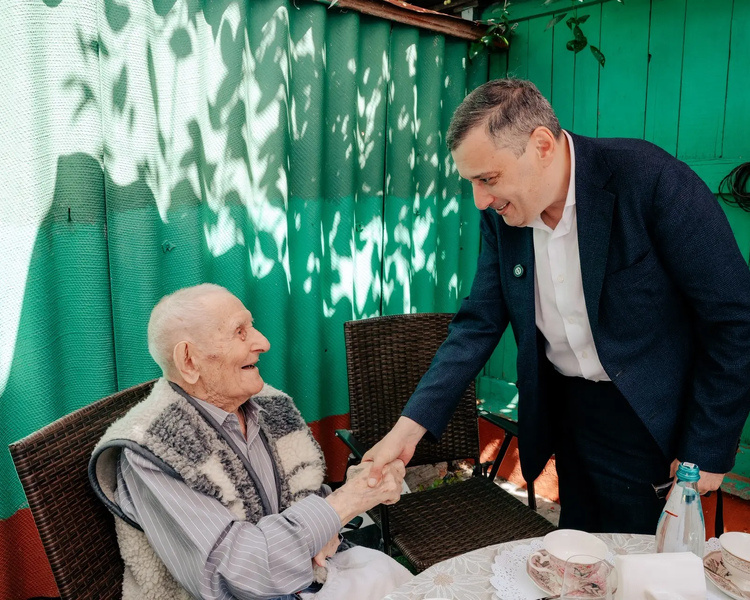     Александр Хинштейн поздравил фронтовика Алексея Сорокина со 100-летием