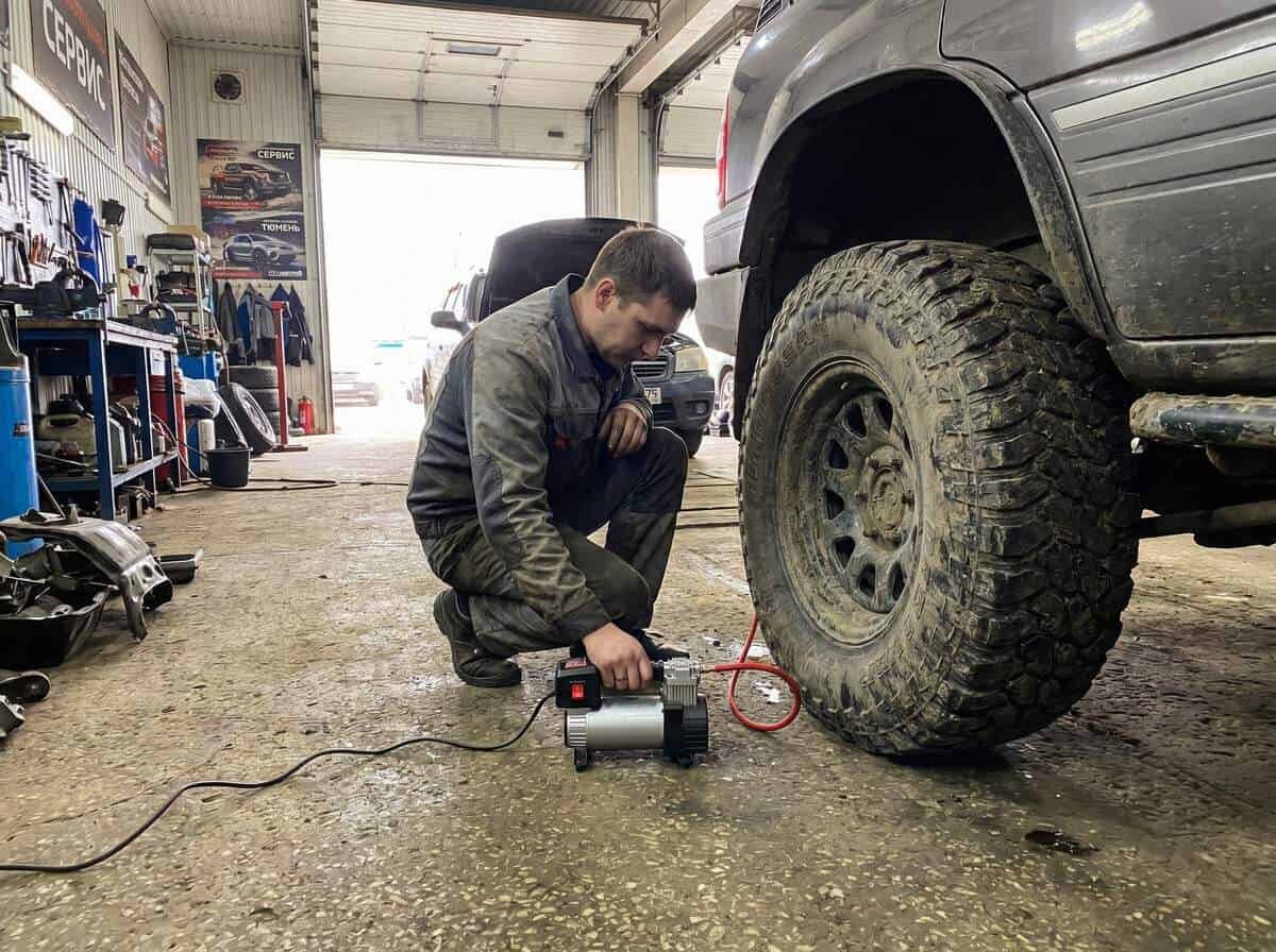 Подкачка шины портативным компрессором 12V - как выбрать насос для внедорожника