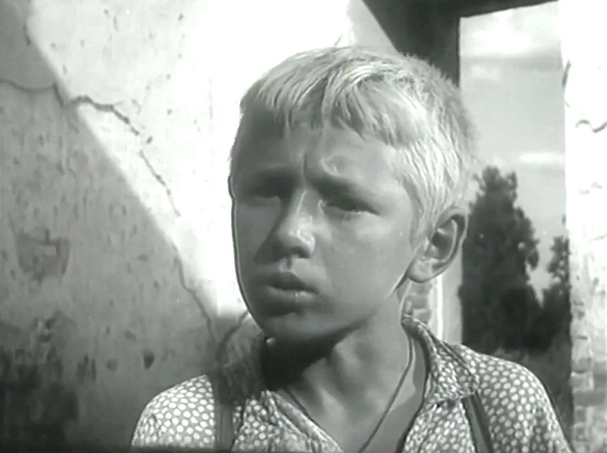 Кадр из кинофильма "На графских развалинах", 1957 г., режиссер Владимир Скуйбин, сценаристы Игорь Болгарин, Владимир Скуйбин, композитор Михаил Меерович (скриншот)