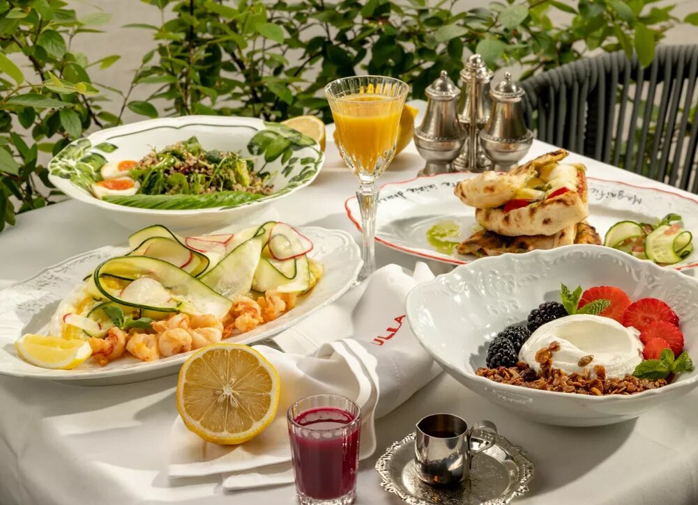    Московские завтраки на любой вкус – от глазуньи с чоризо на сковородке до черной икры в мельхиоровой вазочке