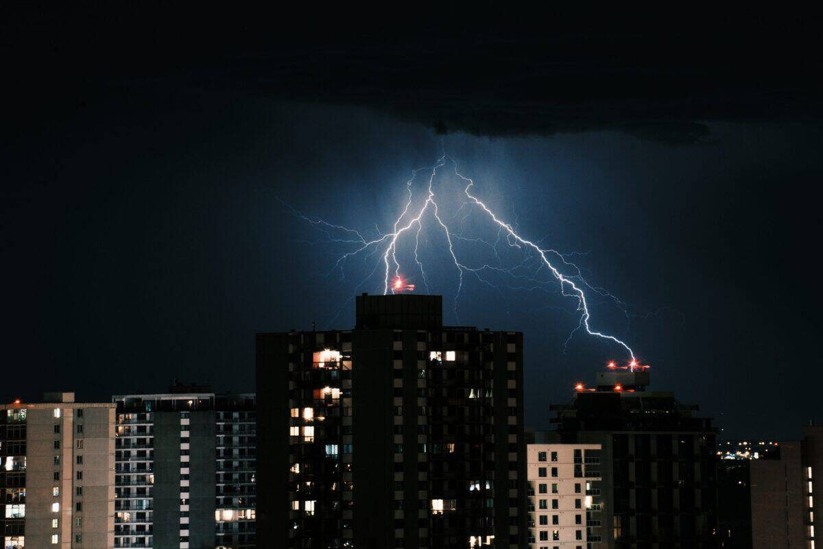    The lightning in the dark sky over the buildings in the city at night Андрей Павлов