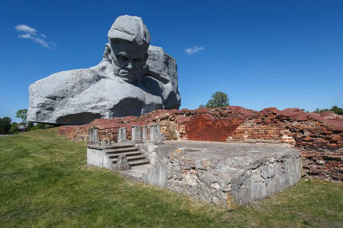Монумент «Мужество» мемориального комплекса «Брестская крепость-герой»