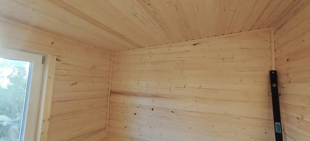 Стыки закрыты плинтусами